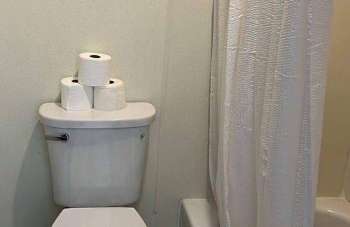 Harper Hotel | Room 32 - Standard Queen - Sleeps 2 - Harper Motel