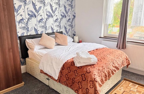 Redbridge House | Room 4: Stylish En-Suite Double Room, Ilford, Great Transport Links to London