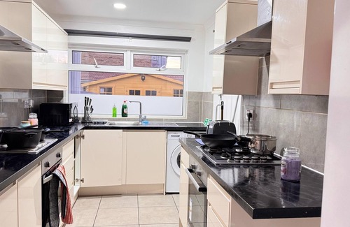 Redbridge House | Room 4: Stylish En-Suite Double Room, Ilford, Great Transport Links to London