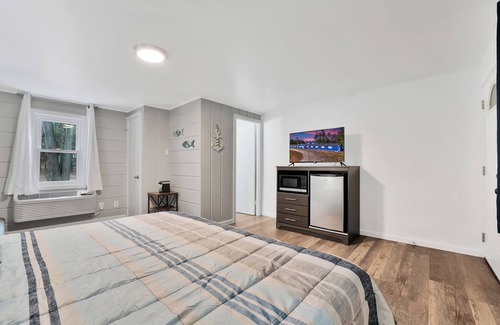 Houghton Lake Hotel | Room #9: Updated King Suite w/small couch