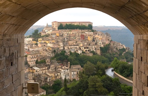 Ragusa Apartment | Room 'Al 214 - Double' with Balcony, Wi-Fi and Air Conditioning
