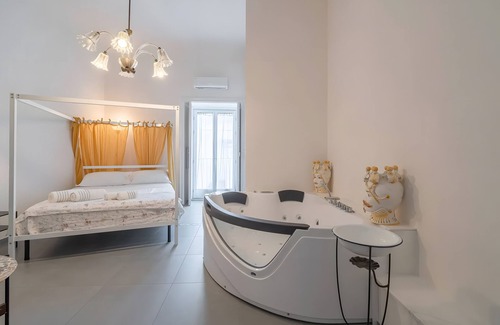 Ragusa Apartment | Room 'Al 214 - Suite' with Balcony, Wi-Fi and Air Conditioning