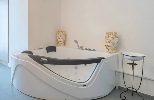 Ragusa Apartment | Room 'Al 214 - Suite' with Balcony, Wi-Fi and Air Conditioning
