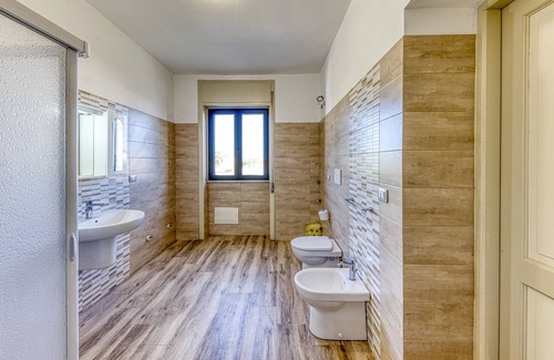 Presicce Apartment | Room 'Alloggio Con Bagno Privato Destra' with Balcony and Air Conditioning