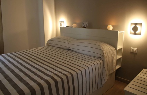 Corigliano Calabro House | Room-camelia - Stanza Matrimoniale - B&b