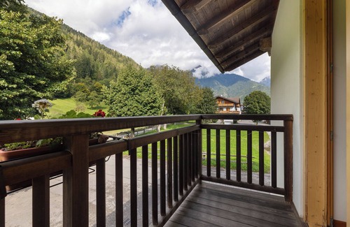 Caderzone Terme Apartment | Room 'Camera Doppia N 3' with Mountain View, Shared Garden and Wi-Fi