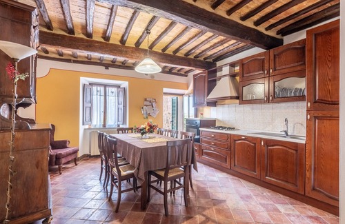 Montalcino Apartment | Room 'Camera Verde' with Shared Terrace and Wi-Fi