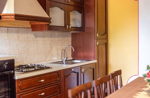 Montalcino Apartment | Room 'Camera Verde' with Shared Terrace and Wi-Fi