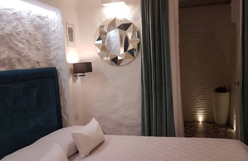 Bari City Centre House | Room Del Giglio, elegant room in the center of Bari
