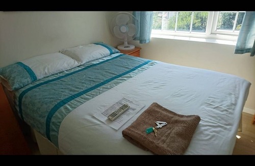 Harlington House | Room-double With Shared Bathroom Sleeps