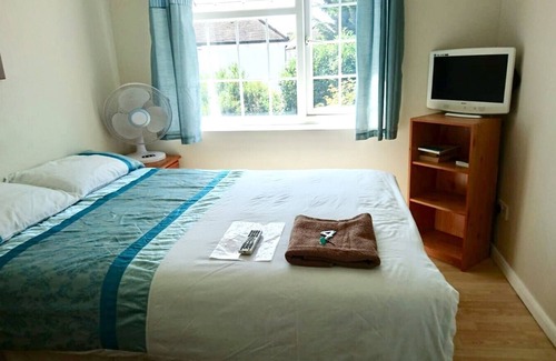 Harlington House | Room-double With Shared Bathroom Sleeps