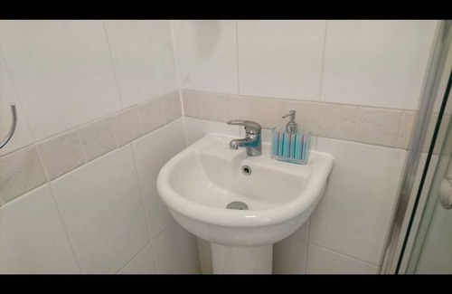 Harlington House | Room-en Suite Shower Room Double Room wi