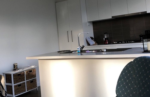Kilsyth House | Room for 1 female, 15 mins drive to Yarra Valley wineries