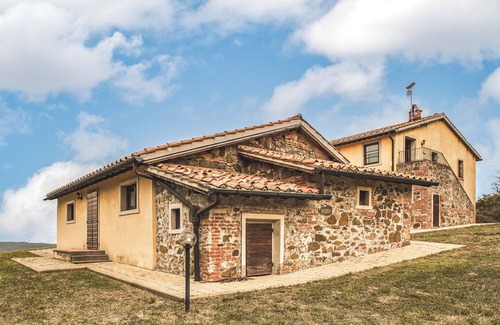 Chianciano Terme Apartment | Room 'Girasole' with Mountain View, Shared Pool and Wi-Fi