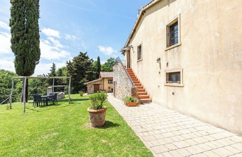 Chianciano Terme Apartment | Room 'Girasole' with Mountain View, Shared Pool and Wi-Fi