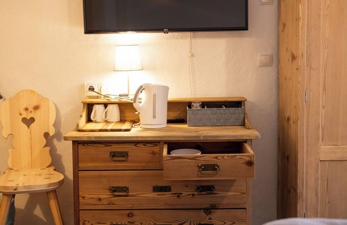Renon Apartment | Room 'Hofer Hitt Double 3' with Mountain View, Shared Garden and Wi-Fi