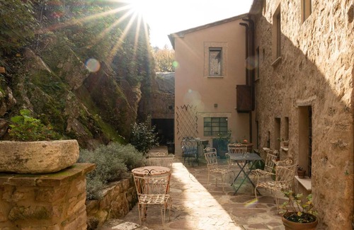 Campiglia d'Orcia Apartment | Room 'Il Cannellone' with Shared Garden and Wi-Fi