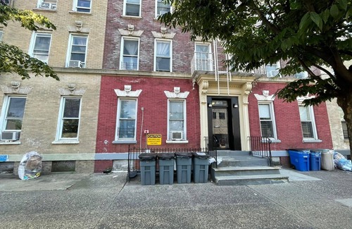 Hunters Point Apartment | ROOM IN A 2 BEDROOM APARTAMENT