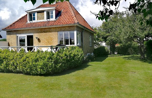 Gentofte House | Room in a Danish cottage with garden view, 10 min to CPH