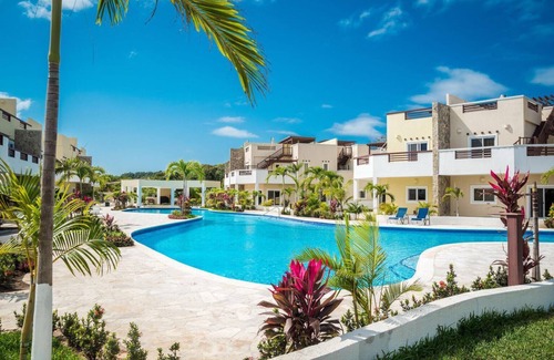 Antoneys Cay Villa | Room in a tourist complex with access to private beach.