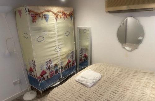 Waltham Cross House | Room in Cheshunt