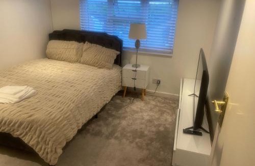 Waltham Cross House | Room in Cheshunt