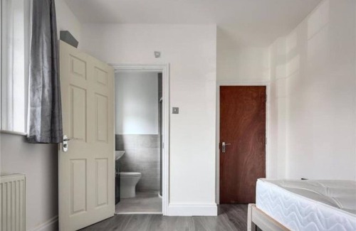 Tower Hamlets House | Room in Guest Room - Limehouse Townhomes With Modern Spacious Serviced Double Room