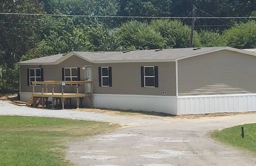 Stanton House | Room in mobile home with WiFi, AC, free washer & dryer. 5 miles from Blue Oval