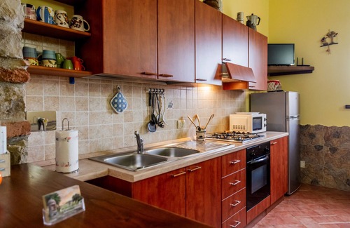 Castiglione della Pescaia Apartment | Room 'Stalletta' with Shared Terrace, Shared Garden and Wi-Fi