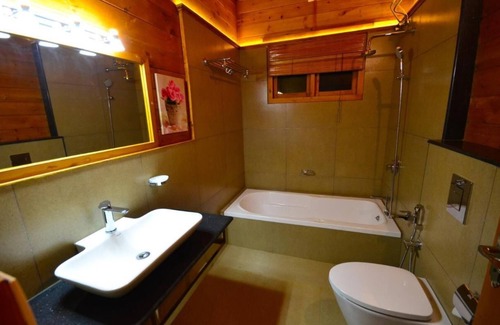 Vazhavatta Hotel | Room-lakerose Wayanad Resort
