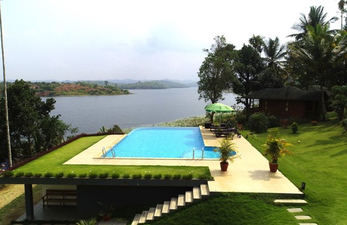 Vazhavatta Hotel | Room-lakerose Wayanad Resort