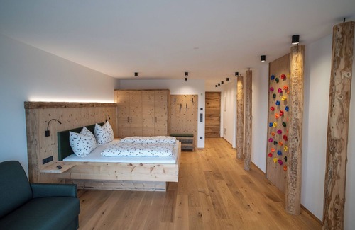 San Genesio Atesino House | Room 'Lanzenschuster Waldblick' with Mountain View, Shared Terrace and Wi-Fi