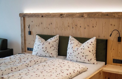San Genesio Atesino House | Room 'Lanzenschuster Waldblick' with Mountain View, Shared Terrace and Wi-Fi