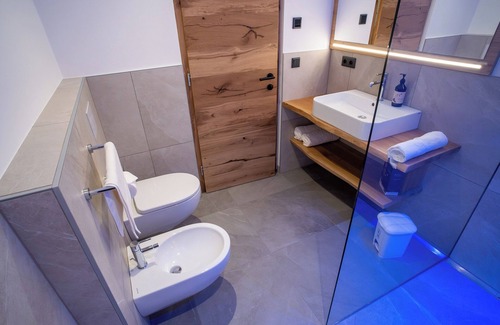 San Genesio Atesino House | Room 'Lanzenschuster Panorama-Zauber' with Mountain View and panoramic bathtub
