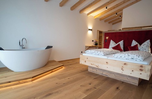 San Genesio Atesino House | Room 'Lanzenschuster Panorama-Zauber' with Mountain View and panoramic bathtub
