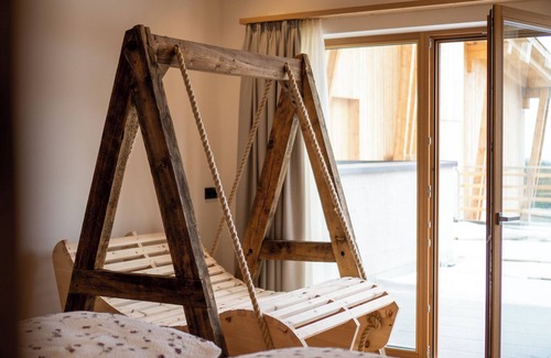 San Genesio Atesino House | Room 'Lanzenschuster Stadelromantik' with Mountain View and a Curved Wooden Swing