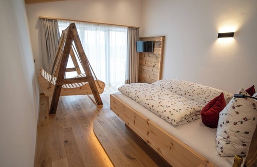 San Genesio Atesino House | Room 'Lanzenschuster Stadelromantik' with Mountain View and a Curved Wooden Swing