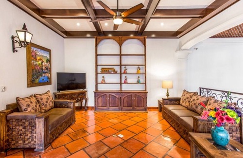 Ajijic Bed & Breakfast | Room " Los Limones" in Casa Caroline Bella
