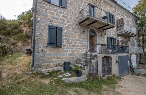 Bastelica Apartment | Room 'Murella' with Wi-Fi and Air Conditioning