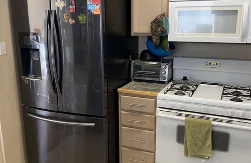 Ranchito House | ROOM ONLY! Safe, family oriented neighborhood.