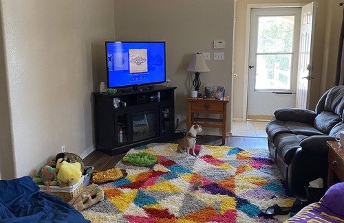 Ranchito House | ROOM ONLY! Safe, family oriented neighborhood.