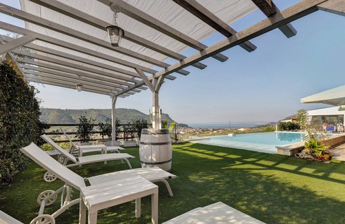 Costermano Apartment | Room 'Relais Villa Olivi Comfort Capri' with Lake View, Wi-Fi and Air Conditioning