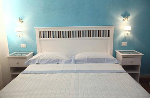 Marina di Carrara Bed & Breakfast | Room 'Rialto' with Shared Garden, Wi-Fi and Air Conditioning