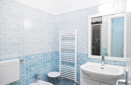 Marina di Carrara Bed & Breakfast | Room 'Rialto' with Shared Garden, Wi-Fi and Air Conditioning