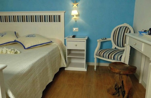 Marina di Carrara Bed & Breakfast | Room 'Rialto' with Shared Garden, Wi-Fi and Air Conditioning