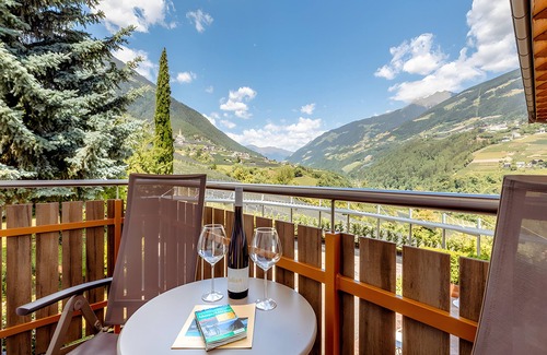Tirolo Apartment | Room 'Silber Zimmer 2' with Mountain View, Wi-Fi and Air Conditioning