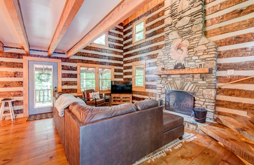 Todd House | Room to Roam - Log cabin with a hot tub and fire pit. 10 mins to West Jefferson, 30 mins to Boone!