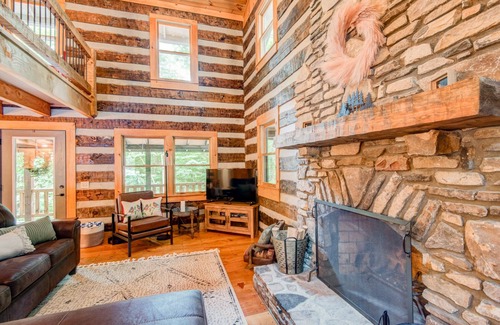 Todd House | Room to Roam - Log cabin with a hot tub and fire pit. 10 mins to West Jefferson, 30 mins to Boone!