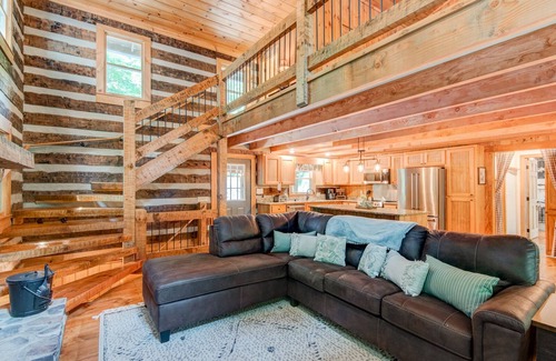 Todd House | Room to Roam - Log cabin with a hot tub and fire pit. 10 mins to West Jefferson, 30 mins to Boone!