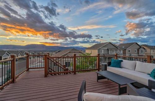 Monument House | Room to Spread Out & Deck with Mountain Views